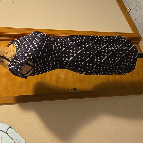 Banana Republic Black Cap Sleeve Mini Dress. Size 00Petite - Picture 5 of 9